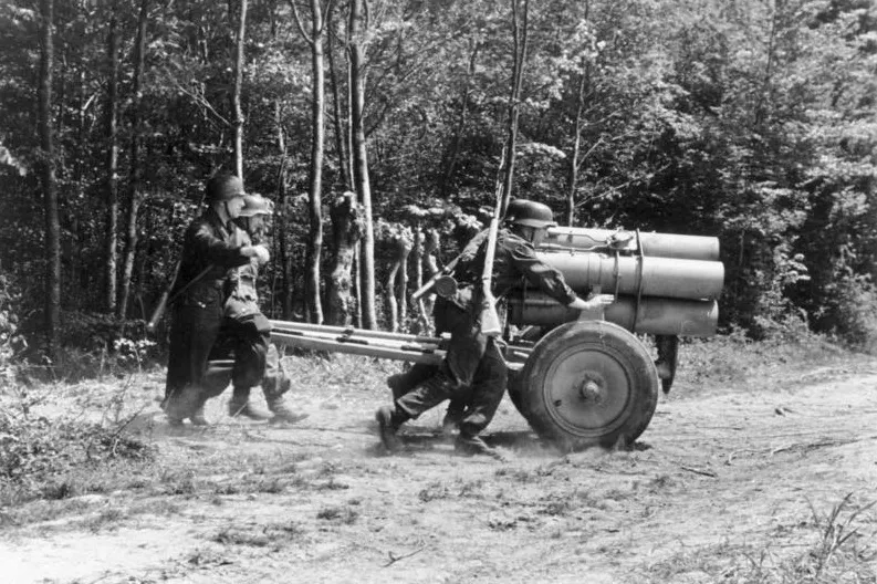 21 cm Nebelwerfer 42 roket fırlatıcı