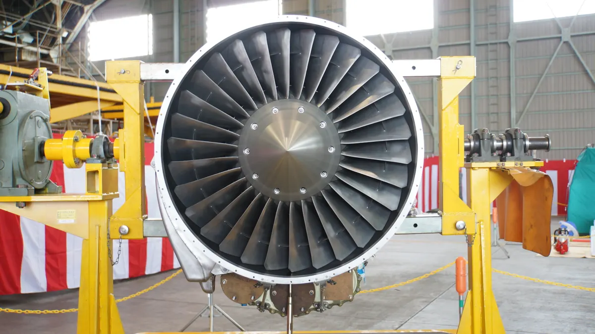 Sergilenen bir Garrett TFE731 turbofan jet motoru