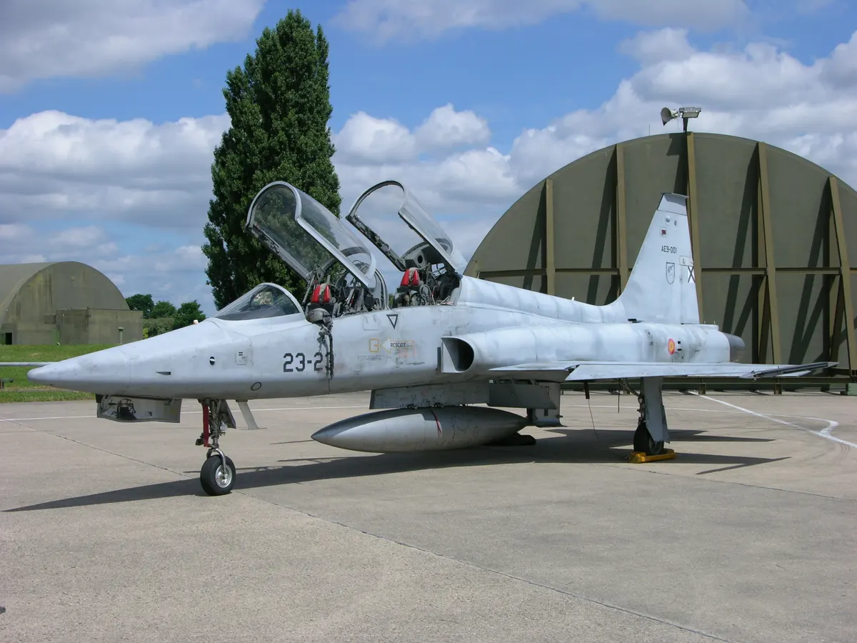 Yerde duran, İspanyol Hava Kuvvetleri'ne ait bir Northrop F-5 avcı uçağı