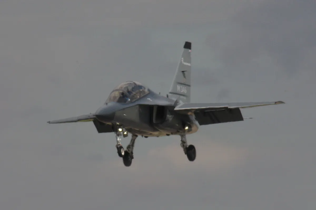Uçuş halinde bir Aermacchi M-346 Master jet eğitim uçağı