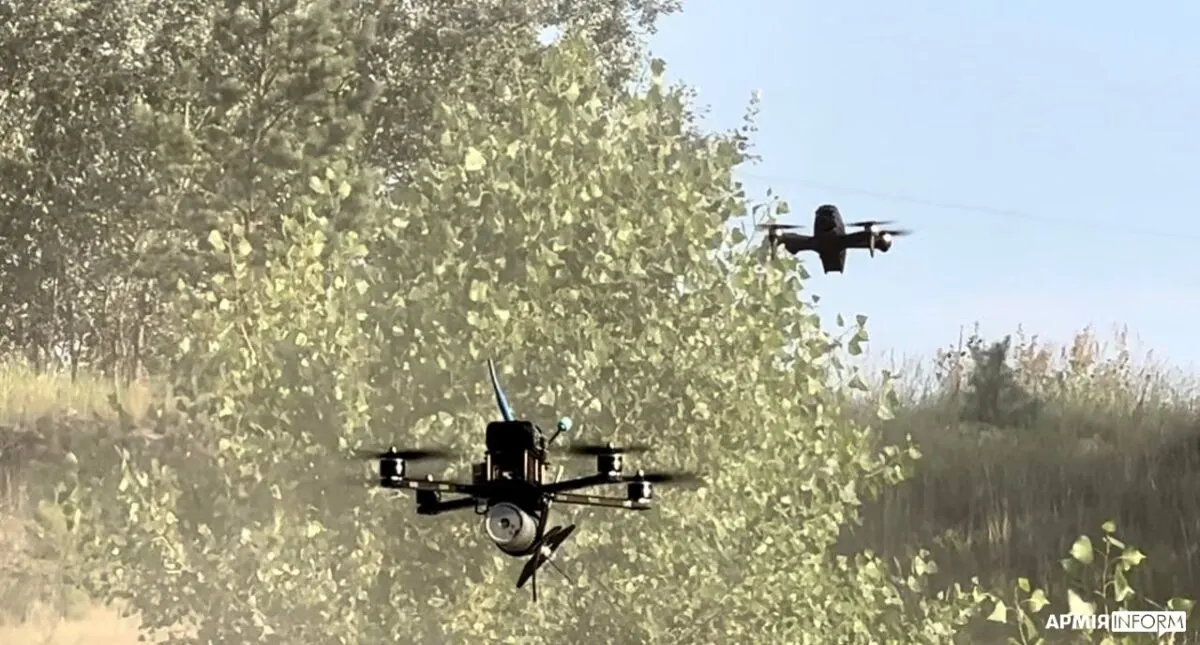 Bir operatör gece FPV avcı dronu fırlatıyor