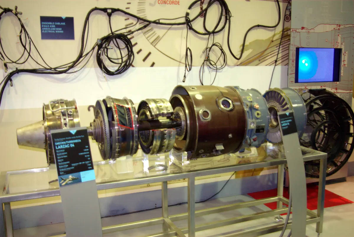Sergilenen bir Larzac 04 turbofan jet motoru