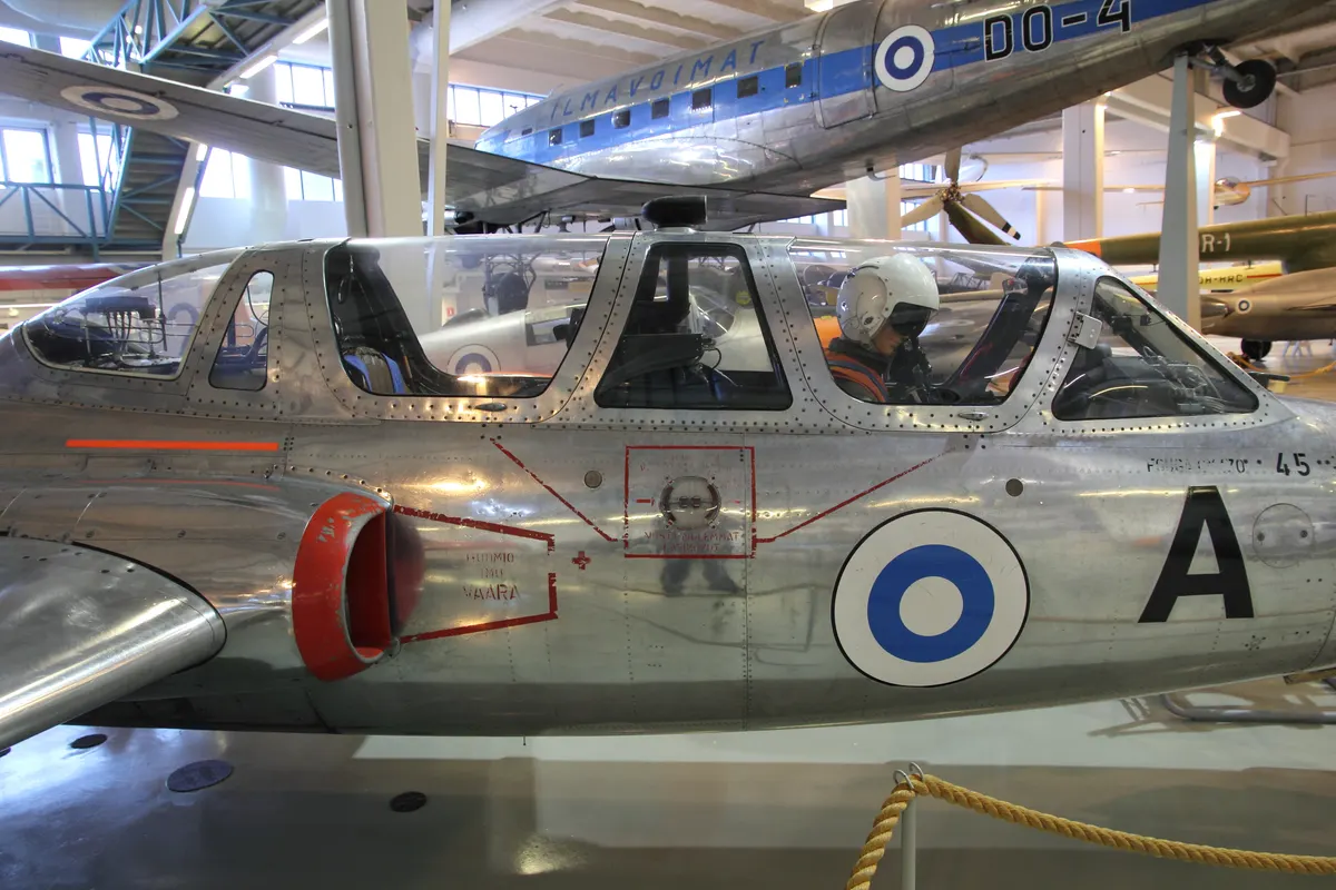 Yerde duran Fouga Magister jet eğitim uçağı