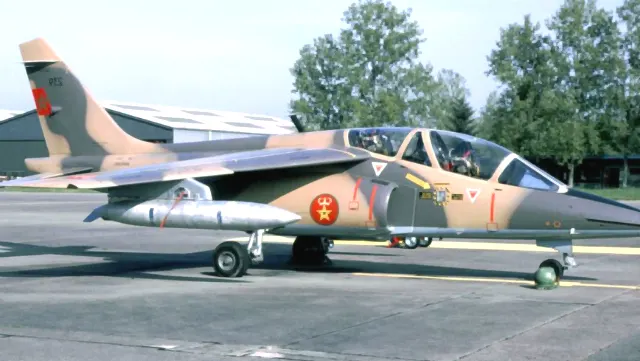 Yerde duran Fas Kraliyet Hava Kuvvetleri'ne ait Alpha Jet