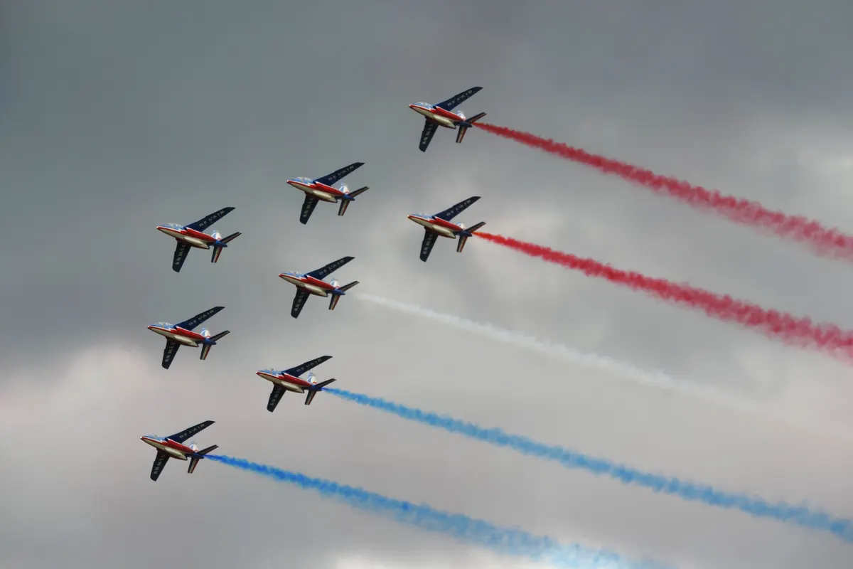 Patrouille de France akrobasi timinin Alpha Jet formasyon gösterisi