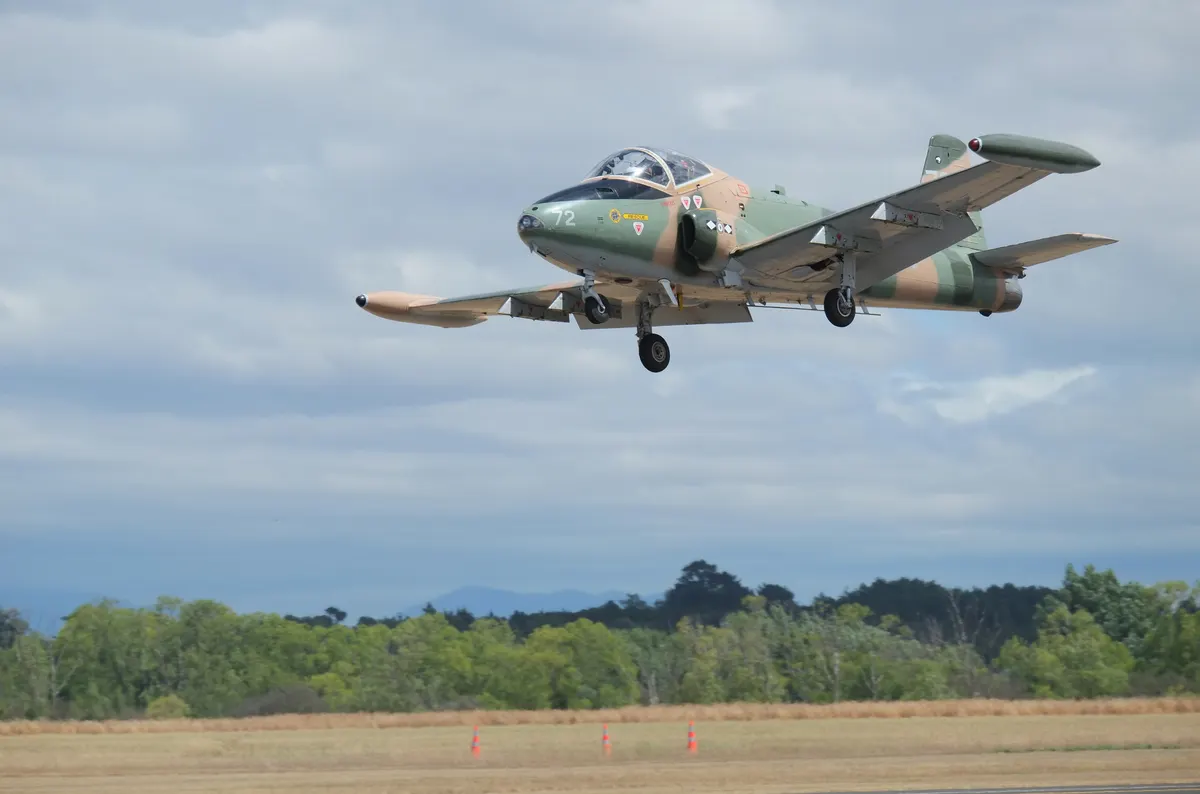 Uçuş halinde BAC Strikemaster uçağı