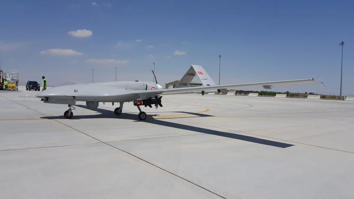 Yerde küçük, paraşütle geri kazanılmış bir test mühimmatı