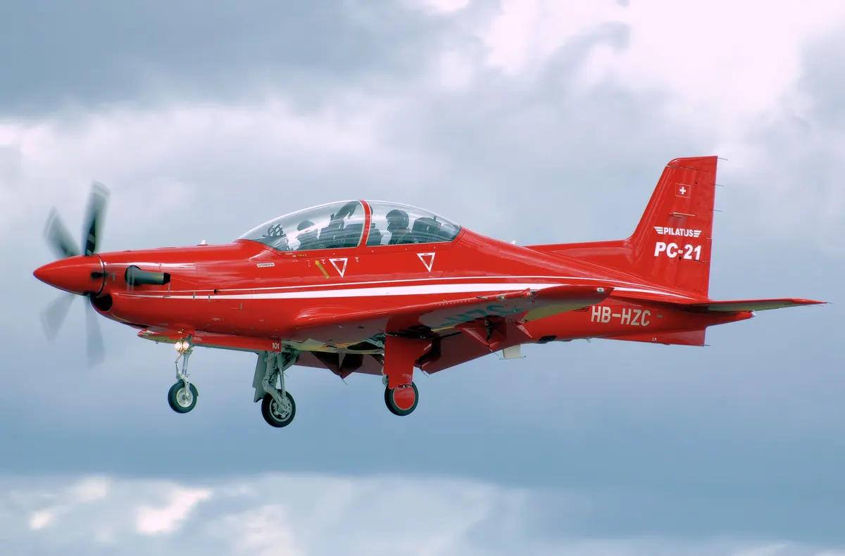Uçuş halinde tek motorlu Pilatus PC-21 askeri turboprop eğitim uçağı