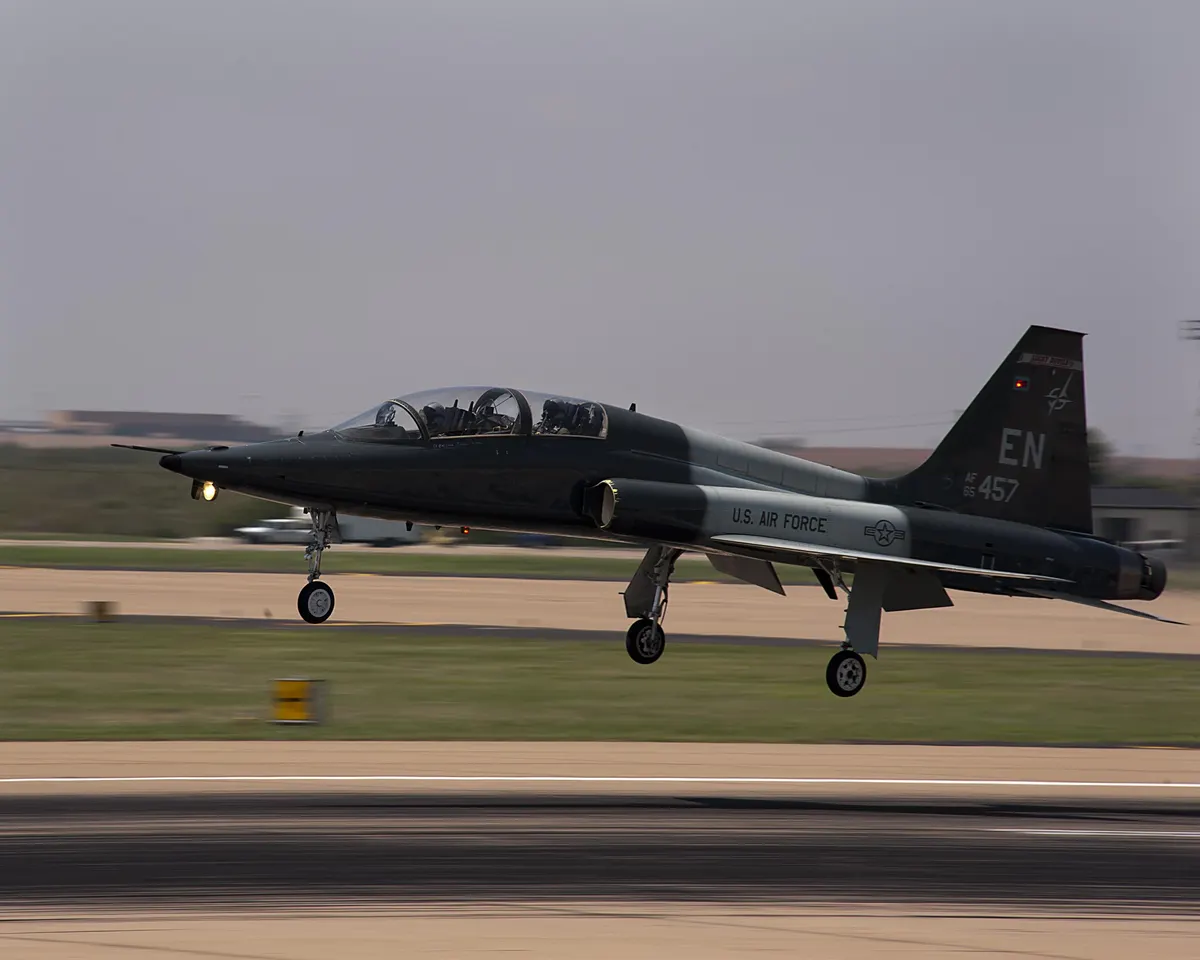Uçuş halinde ses üstü Northrop T-38 Talon jet eğitim uçağı