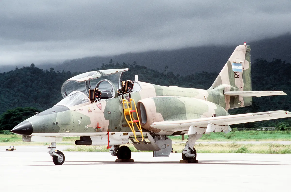 Honduras Hava Kuvvetleri renklerinde CASA C-101 Aviojet