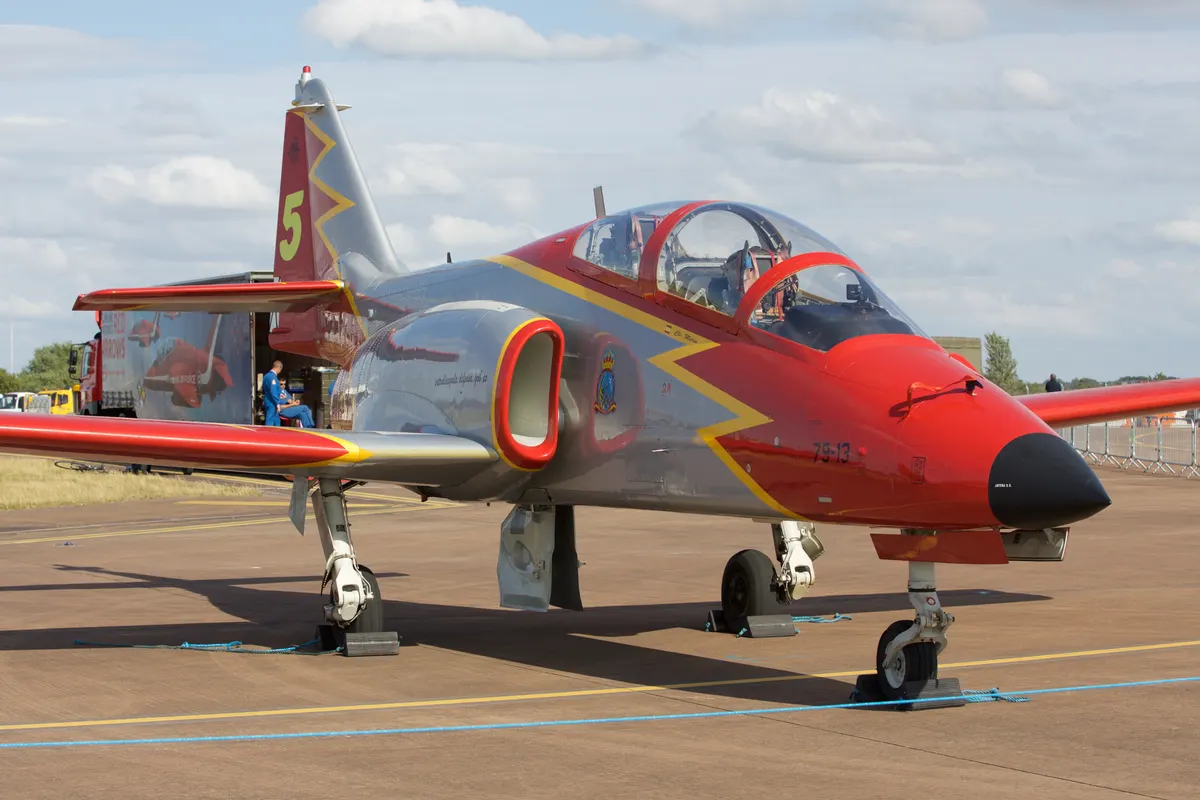 Formasyon halinde uçan Patrulla Aguila akrobasi timinin CASA C-101 uçakları