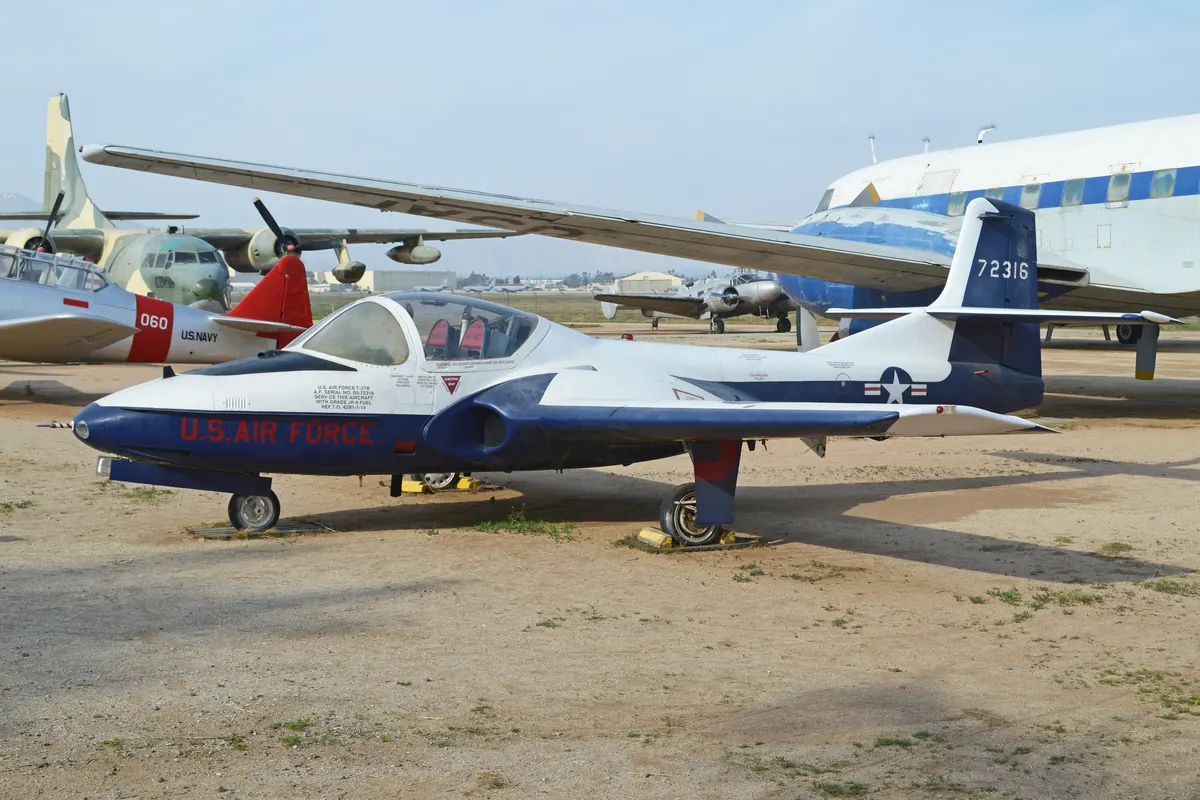 Cessna T-37'nin yan yana iki koltuklu kokpitinin iç görünümü