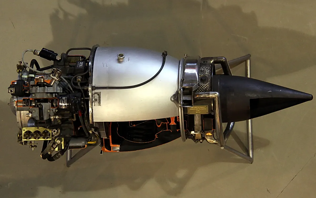 Sergilenen küçük bir Turbomeca Marbore turbojet motoru
