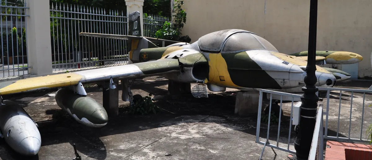 Dış yük taşıyan Cessna A-37 Dragonfly hafif taarruz jeti