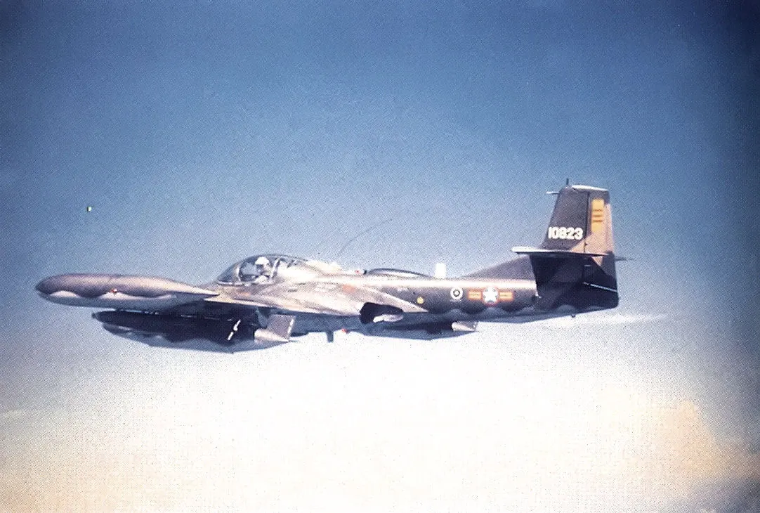 Güney Vietnam Hava Kuvvetleri işaretleri taşıyan Cessna A-37 Dragonfly hafif taarruz uçağı