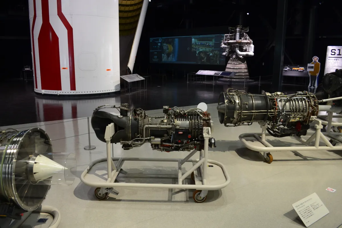 Sergi alanında duran General Electric T58 türbine şaft motoru