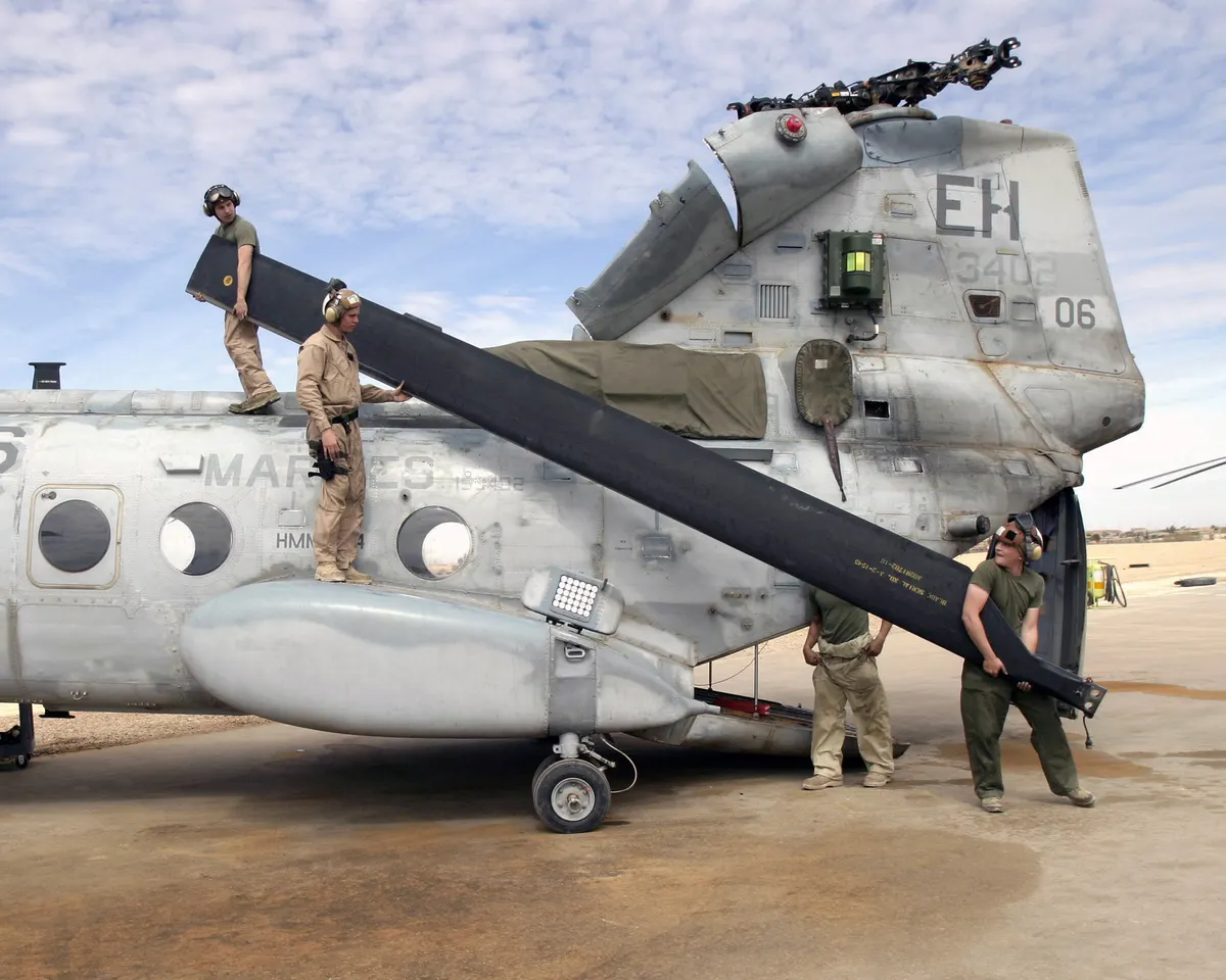 ABD Deniz Piyadeleri'nin CH-46E Sea Knight helikopteri