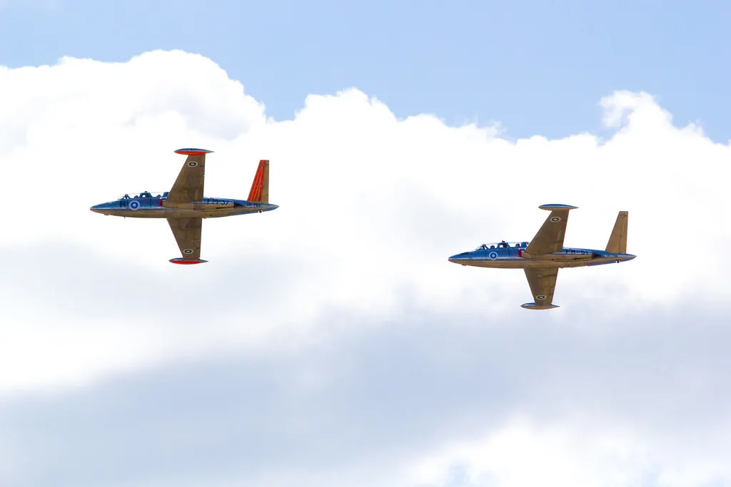 Uçuş halinde bir Fouga CM.170 Magister jet eğitim uçağı