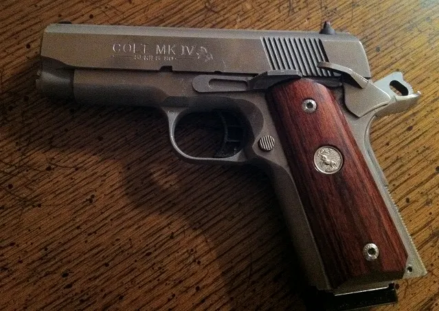 Colt Officer's ACP tabancası