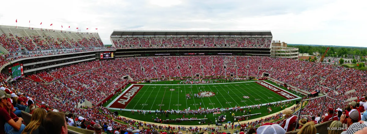 Futbol taraftarlarıyla dolu Bryant-Denny Stadyumu