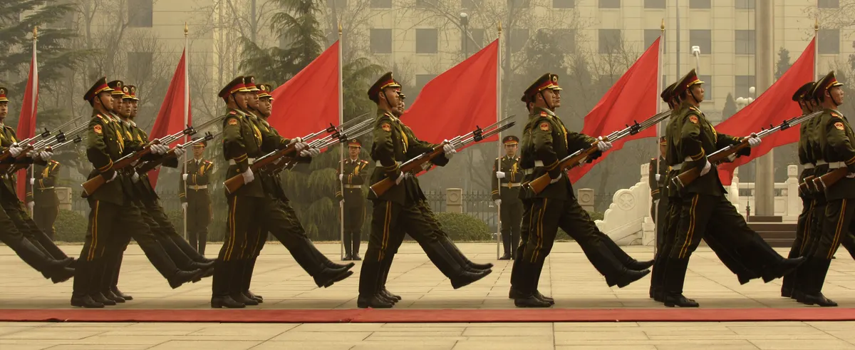 Tiananmen Meydanı'nda araçlar ve askerlerle yapılan Çin askeri geçit töreni