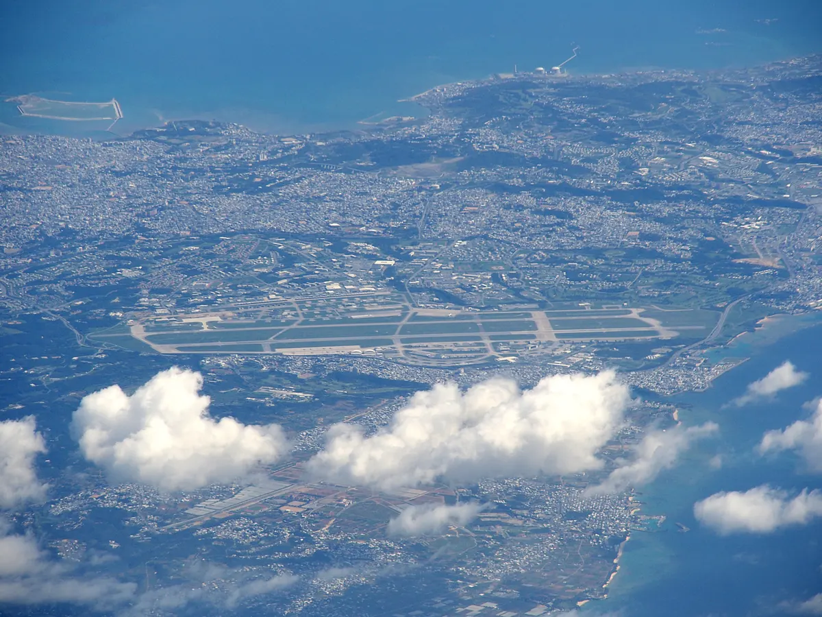 Japonya'nın Okinawa adasındaki Kadena Hava Üssü'nün pistleri ve uçakları gösteren hava fotoğrafı