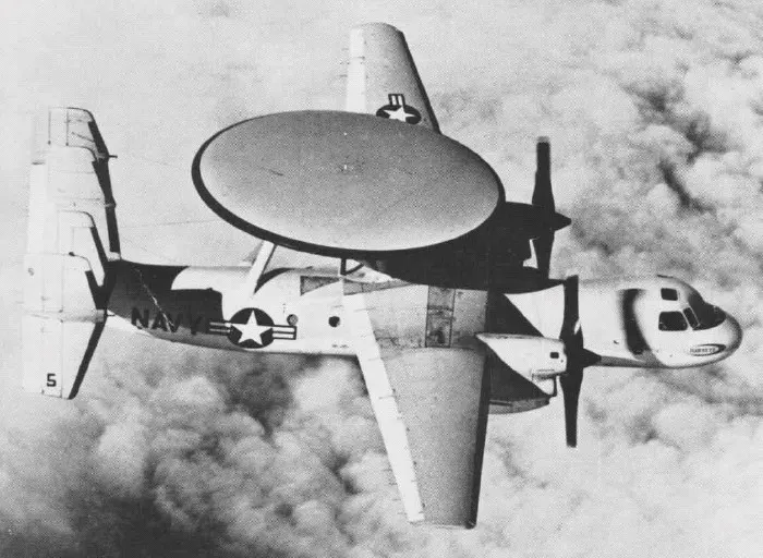 E-2A Hawkeye erken uyarı uçağı