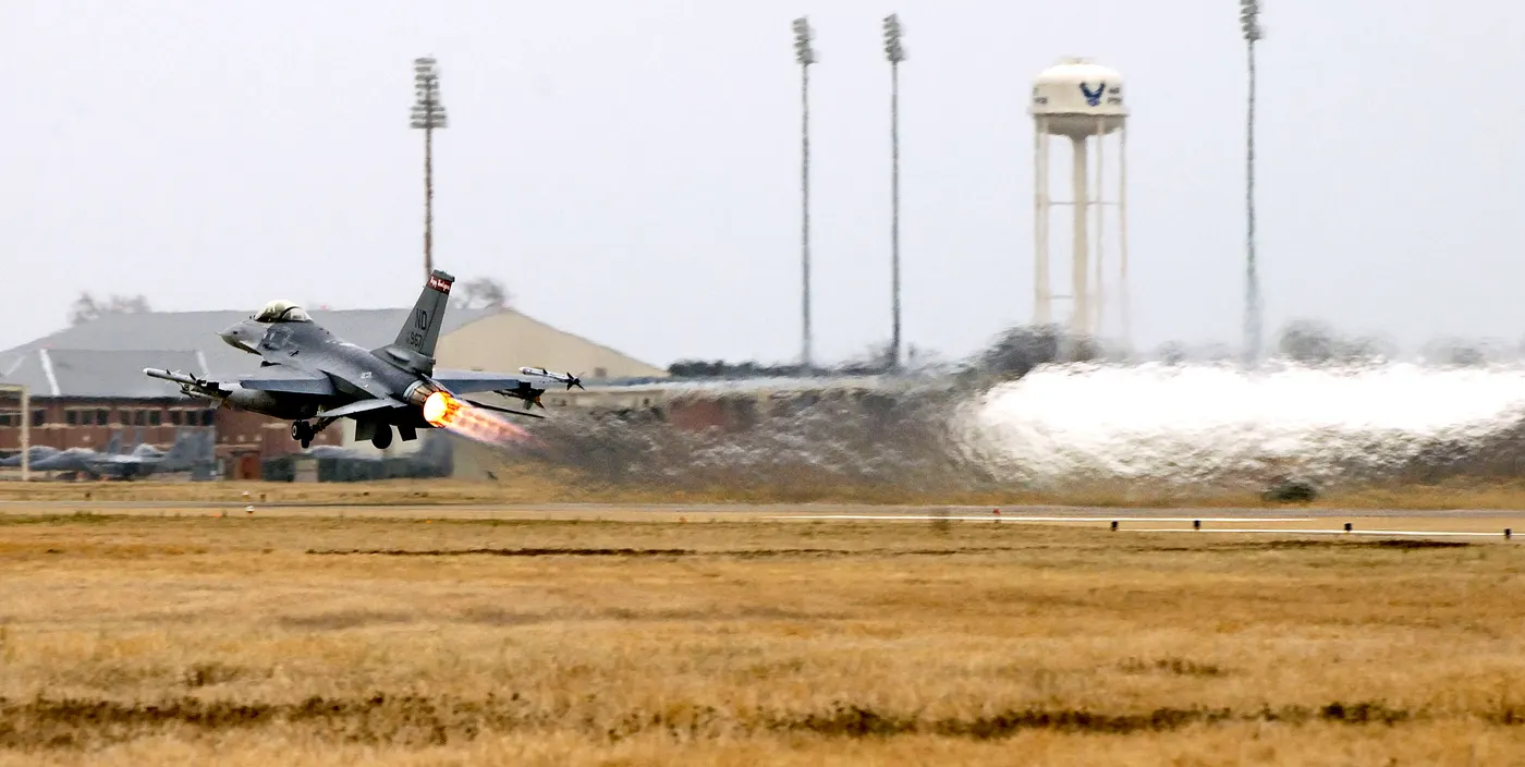 F-16A Block 1 Fighting Falcon tek kişi çok görevli