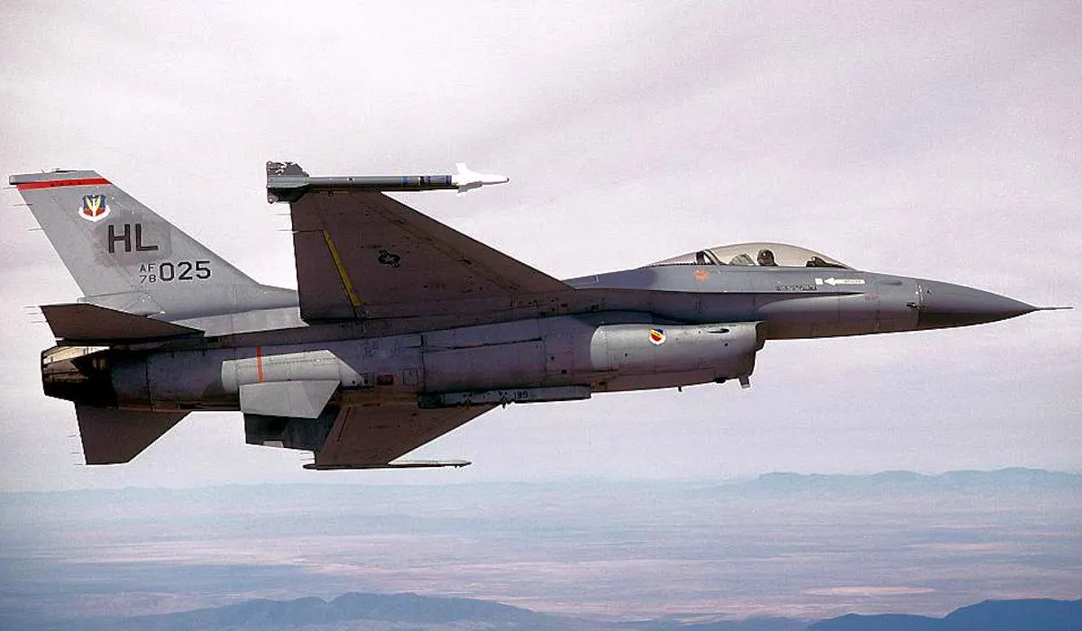 F-16A Block 5 Fighting Falcon tek kişi versiyonu