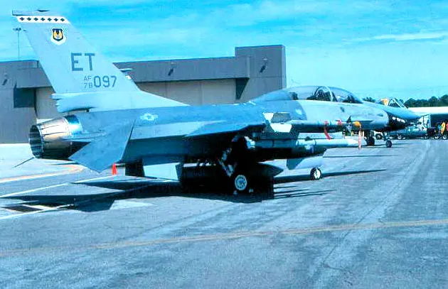 F-16B Block 1 Fighting Falcon iki kişi eğitim versiyonu