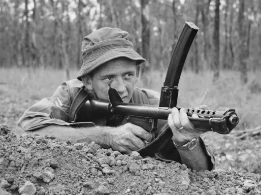 F1 submachine gun