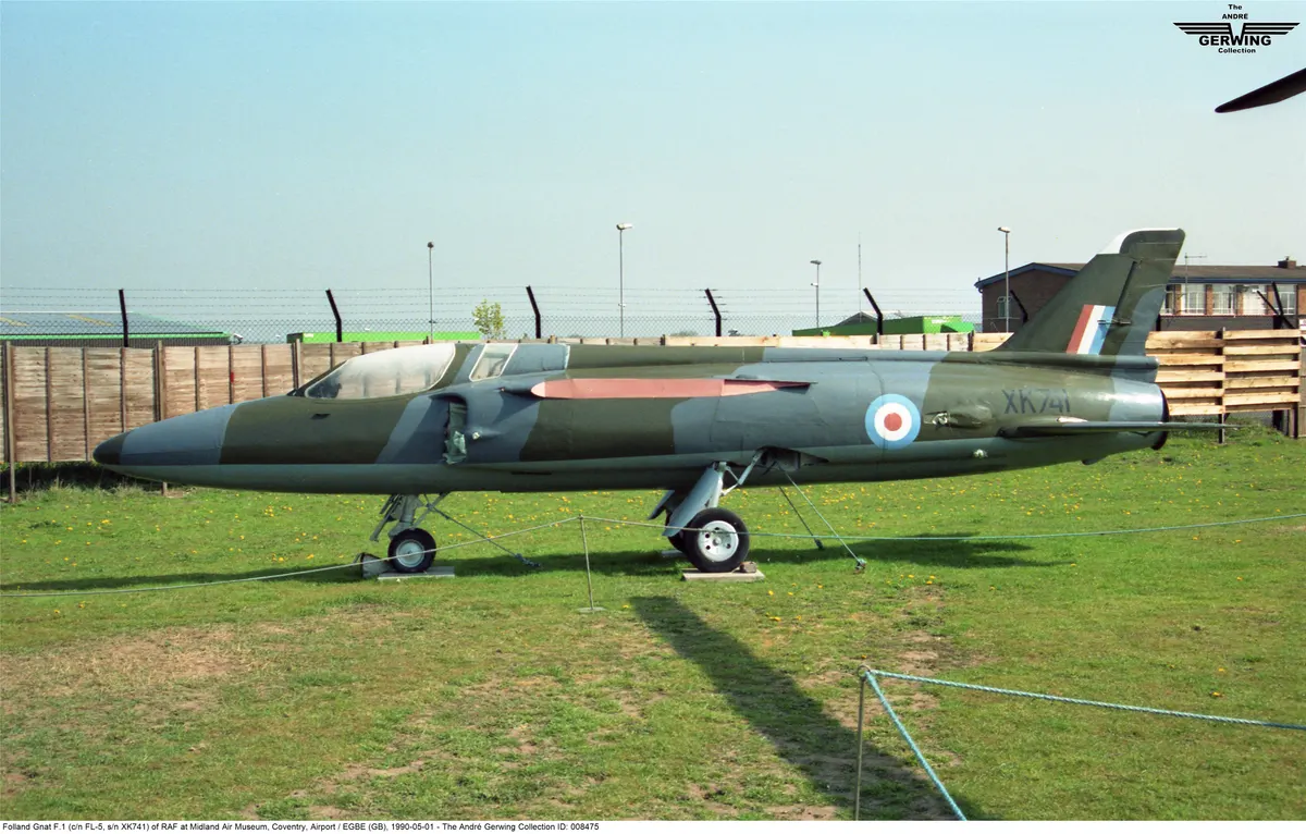 Yerde duran küçük, ok kanatlı Folland Gnat F.1 avcı jeti