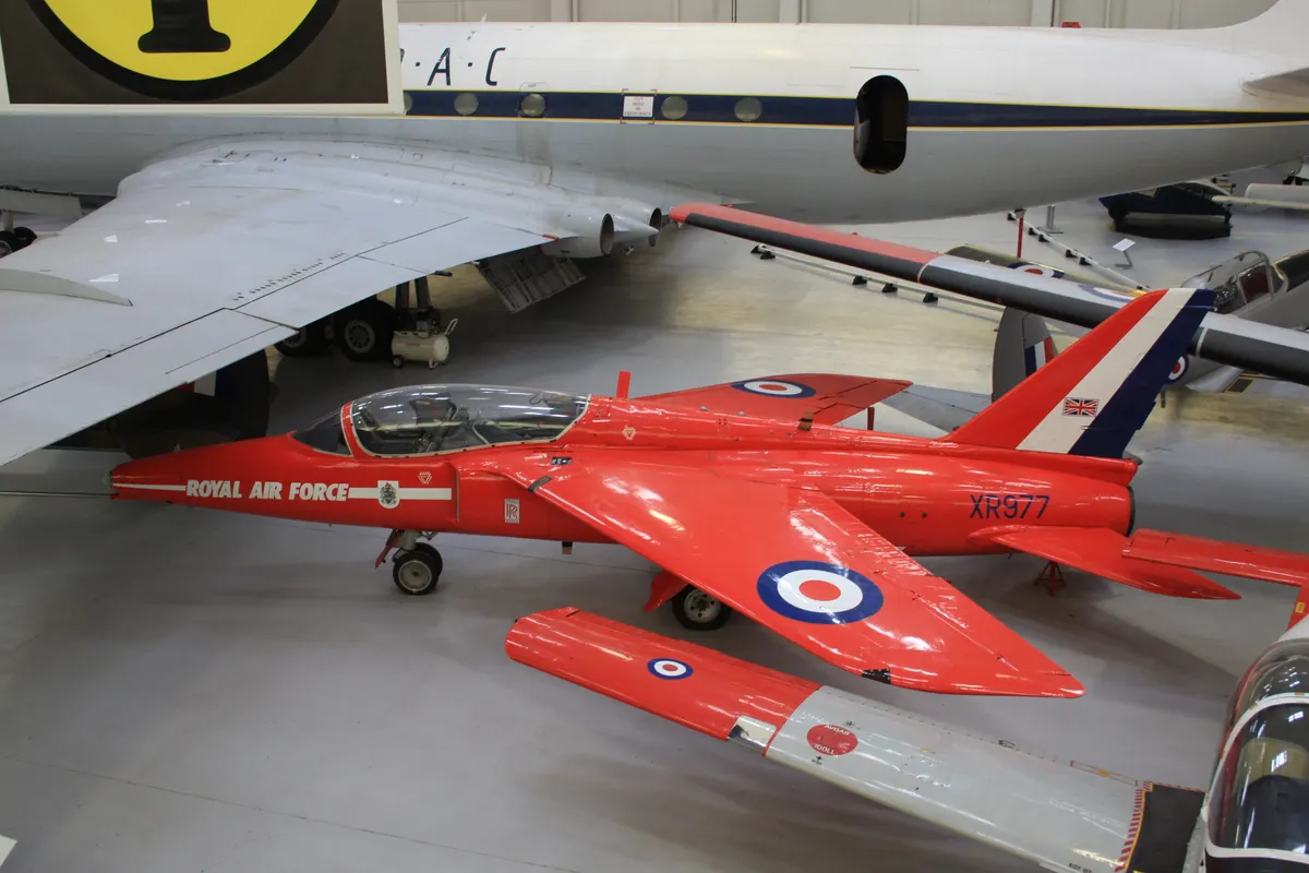 Sıkı formasyonda uçan Kraliyet Hava Kuvvetleri Red Arrows Folland Gnat jetleri