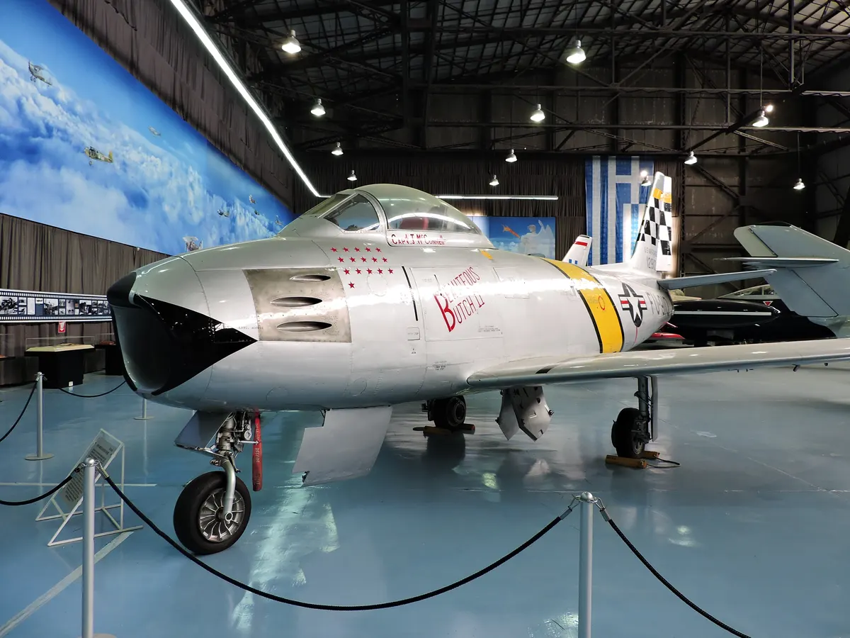 Uçuş halinde North American F-86 Sabre jet avcı uçağı