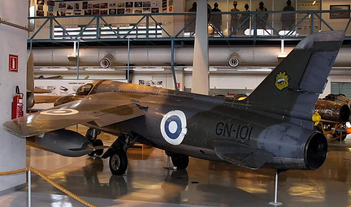 Müze sergisinde Fin Hava Kuvvetleri işaretleri taşıyan Folland Gnat avcı uçağı