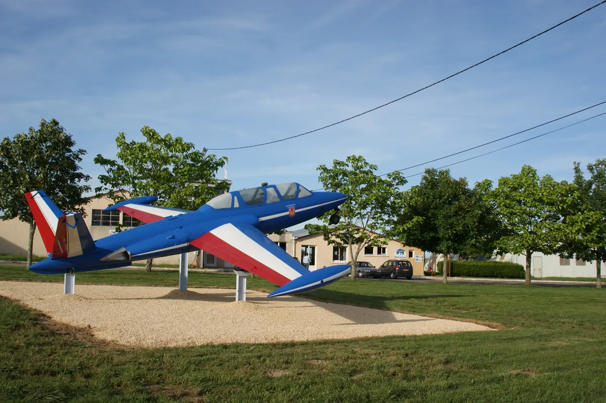 Patrouille de France akrobasi ekibi Fouga Magister jetleri oluşumda