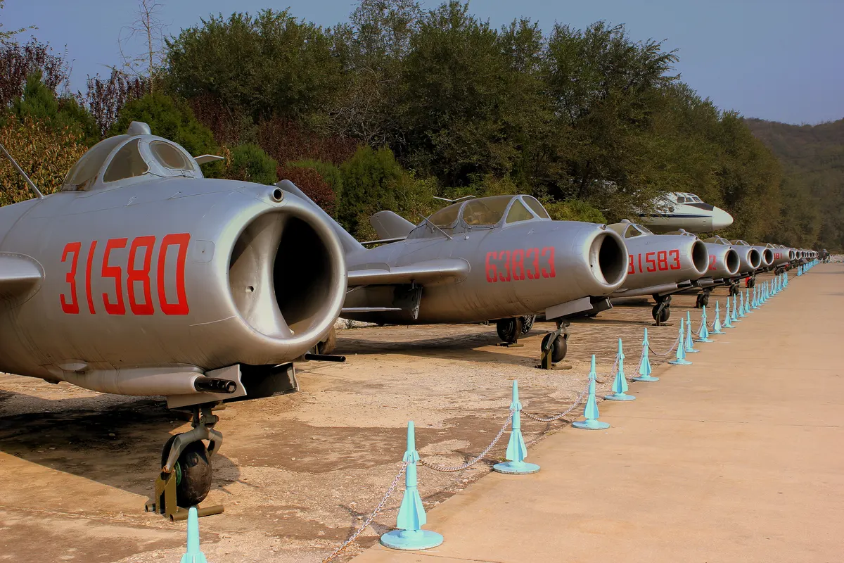 Statik sergide Çin J-5 jet avcı uçağı