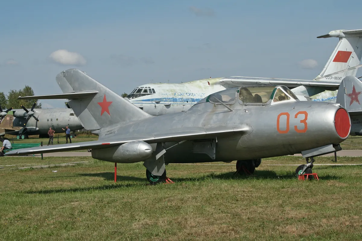 Sovyet MiG-15UTI iki koltuklu jet eğitim uçağı