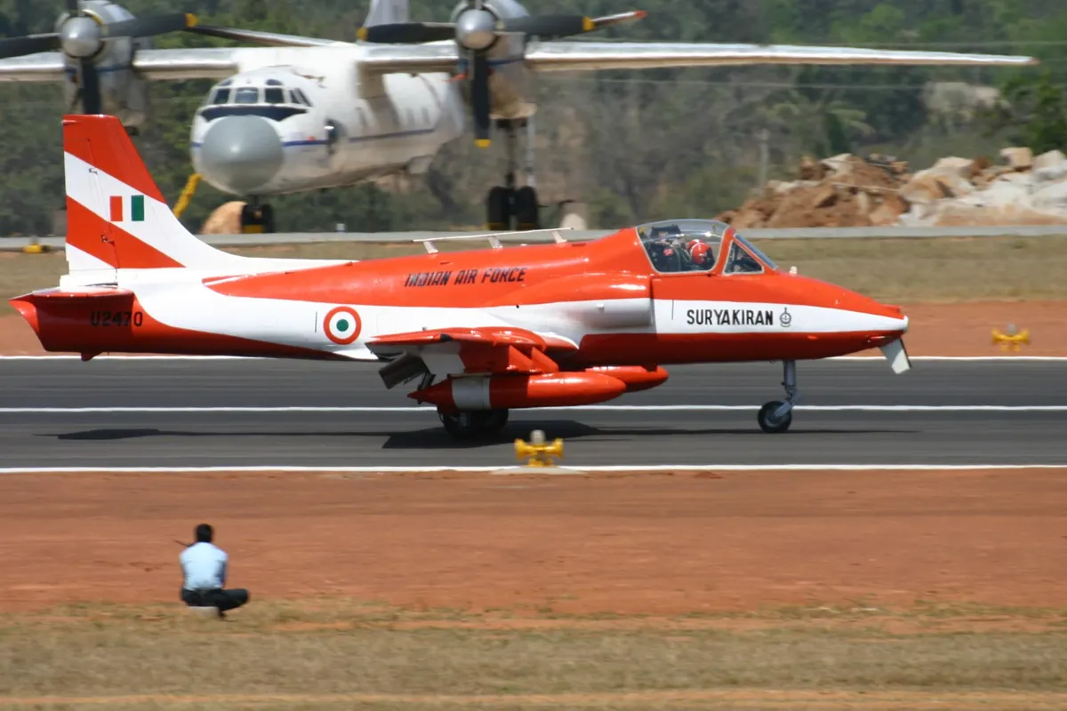 Uçuş halinde HAL HJT-16 Kiran jet eğitim uçağı
