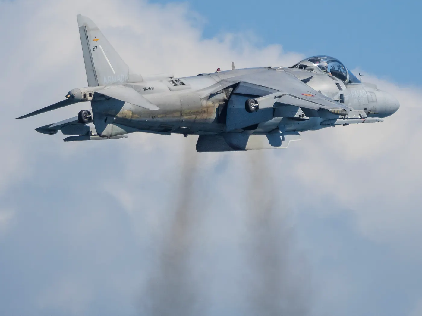 Harrier dikey kalkış saldırı uçağı