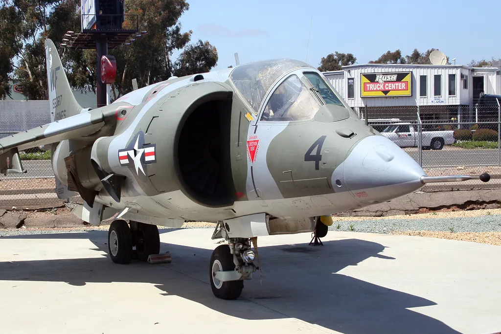 Hawker Siddeley AV-8C Harrier dikey kalkış uçağı