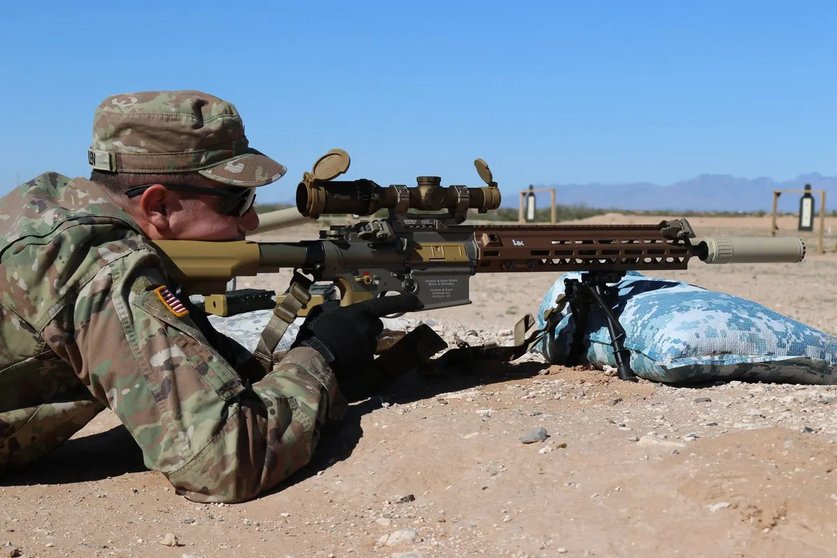 Elinde M110A1 CSASS tüfeği tutan ABD askeri