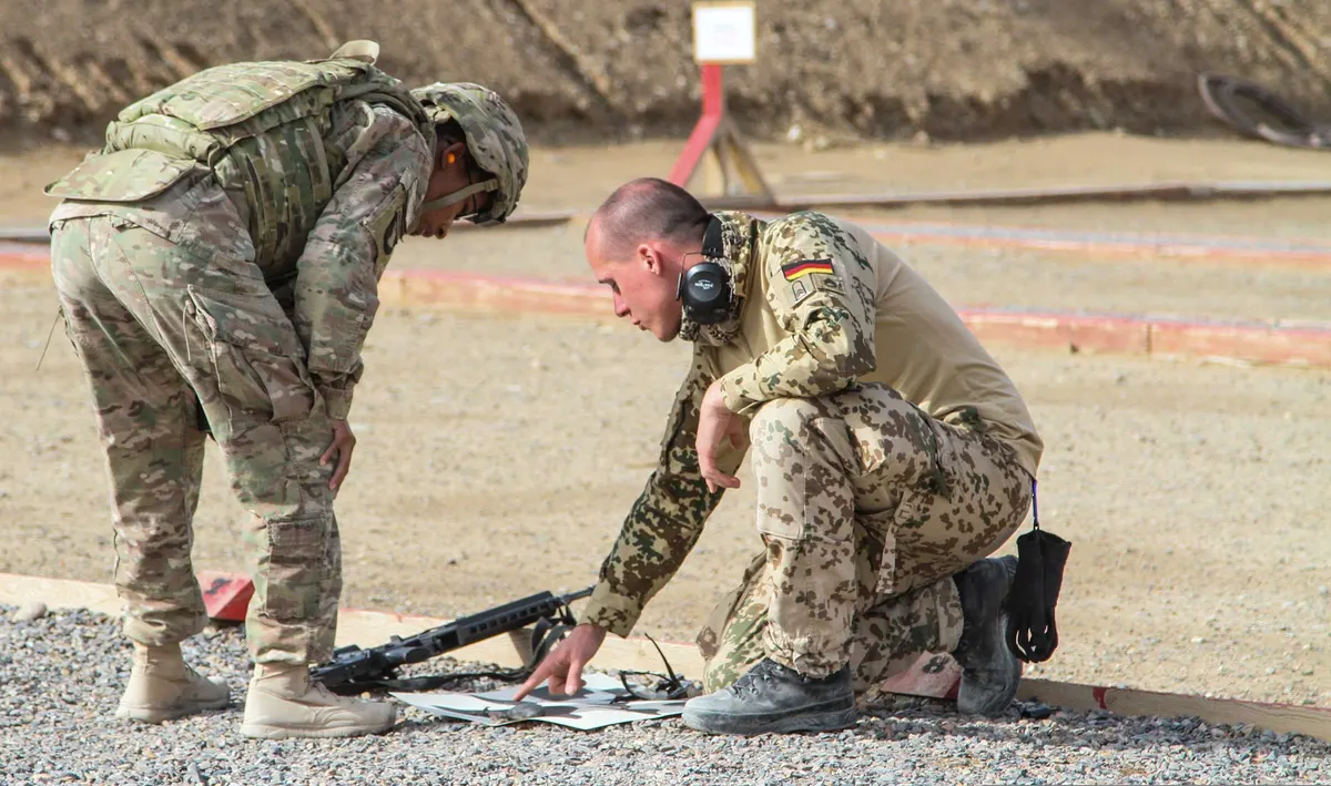 Heckler & Koch G36 saldırı tüfeğini tutan Alman asker