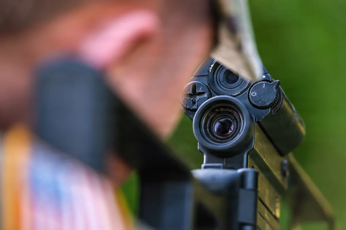 Rifle eğitimi sırasında Alman Bundeswehr yedek askerleri