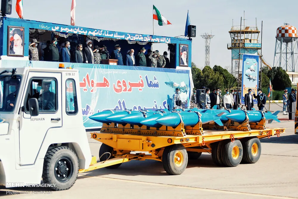 Hamedan yakınlarında bir İran hava üssünün pisti ve hangarları