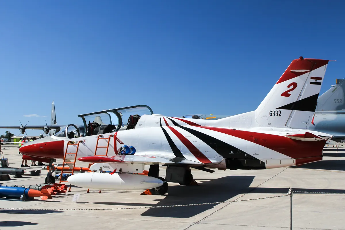 Yerde duran Mısır Hava Kuvvetleri'ne ait K-8E jet eğitim uçağı