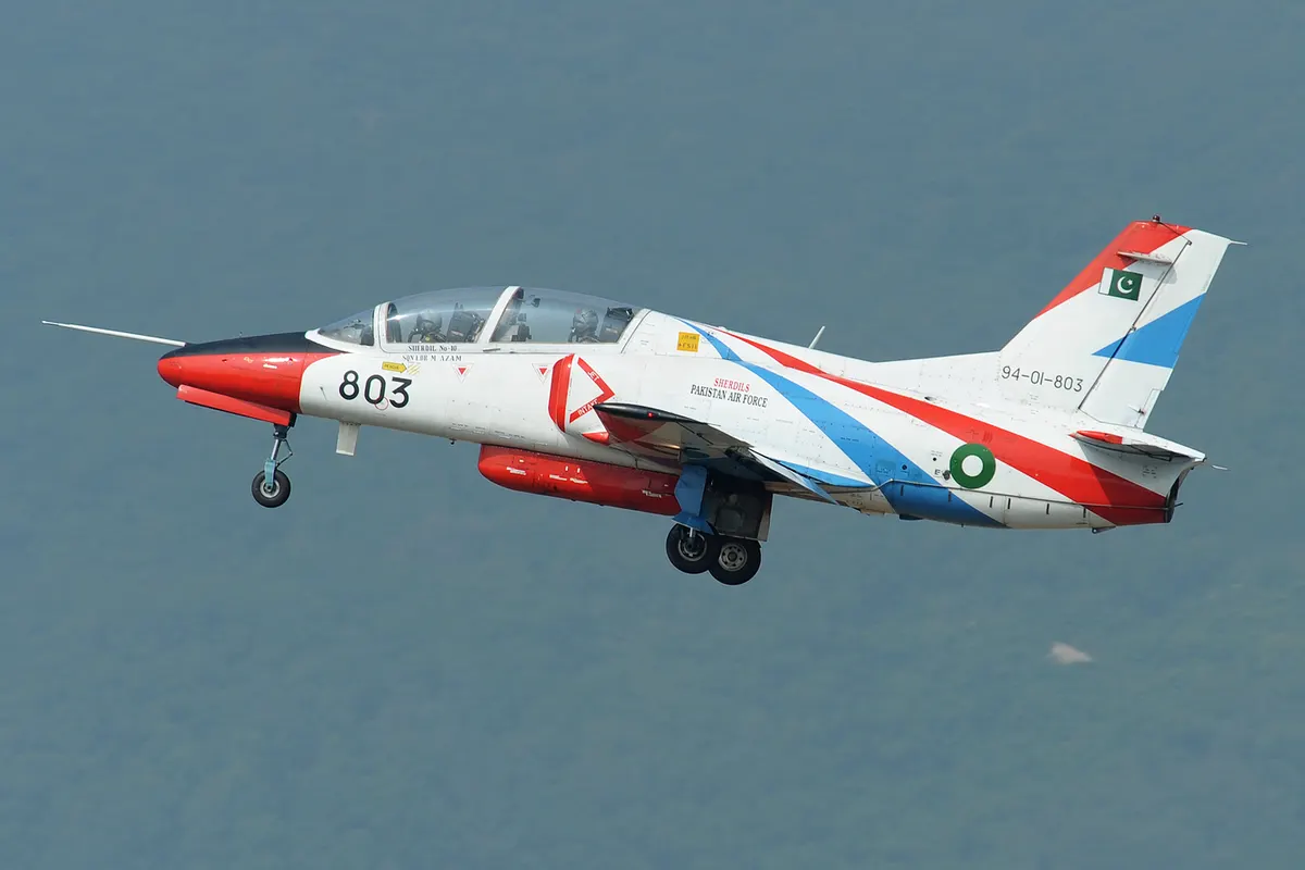 Pakistan Hava Kuvvetleri'ne ait K-8 Karakorum akrobasi gösteri uçağı