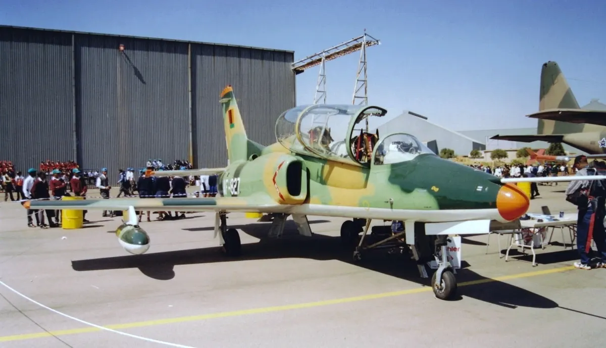 Zambiya Hava Kuvvetleri'ne ait K-8 jet eğitim uçağı
