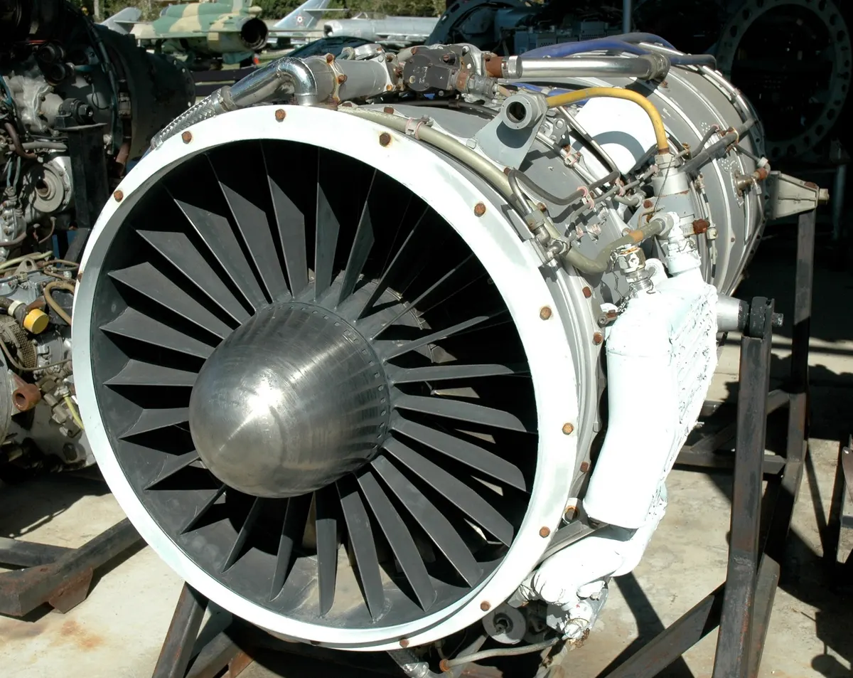 Sergilenen bir Ivchenko AI-25TL turbofan jet motoru