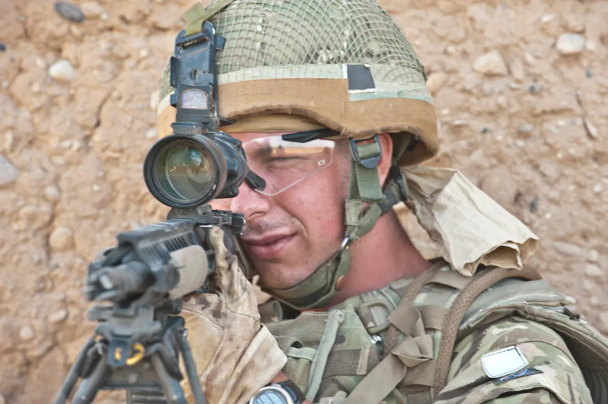 ACOG optiğiyle L129A1 nişancı tüfeği